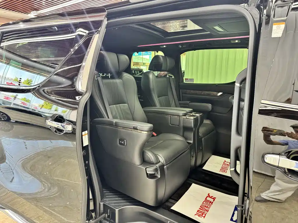 Toyota Alphard 2022 — фото 18