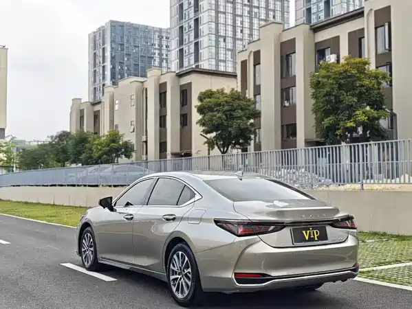 Lexus ES 2025