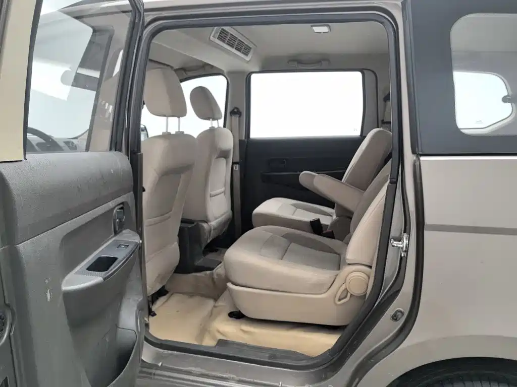 Wuling Hongguang 2015 — фото 15