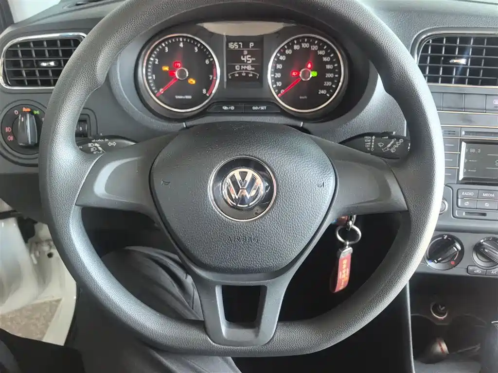 Volkswagen Polo 2015 — фото 11