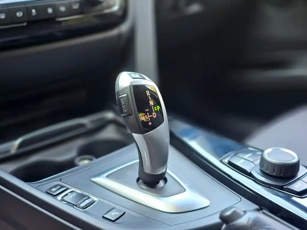 BMW 3 Series 2017 — фото 16