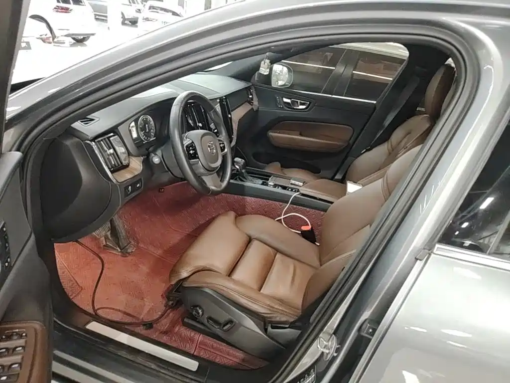 Volvo XC60 2020 — фото 15