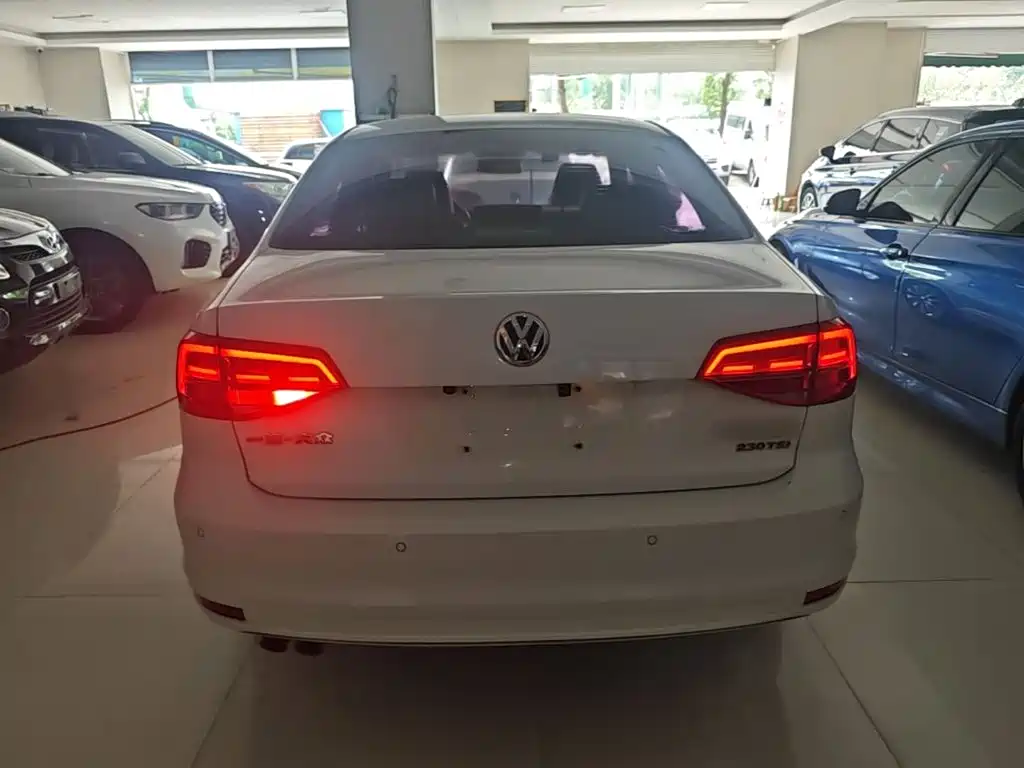 Volkswagen Sagitar 2016