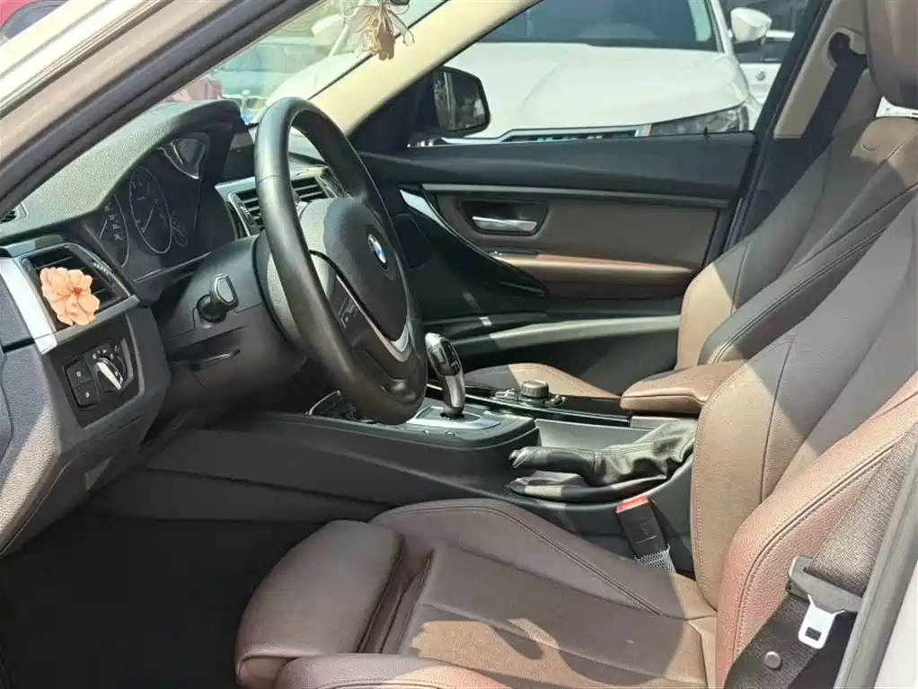 BMW 3 Series 2017 — фото 18