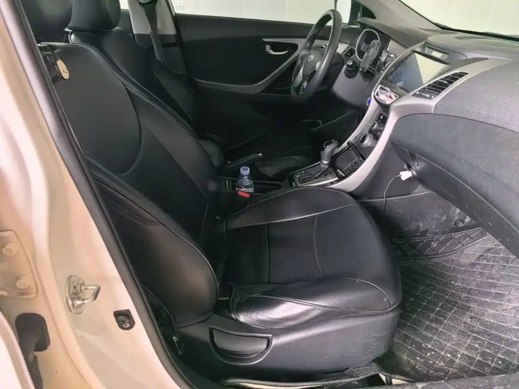 Hyundai Elantra 2015 — фото 25