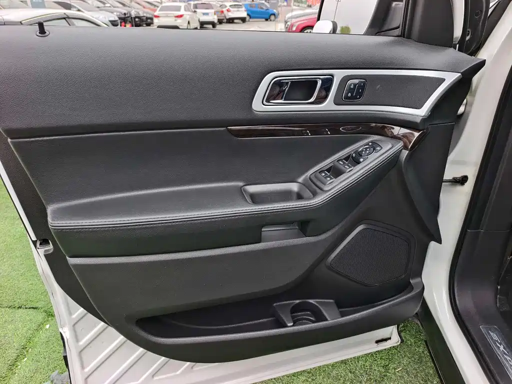 Ford Explorer 2015 — фото 10