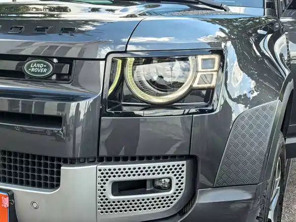 Land Rover Defender 2023