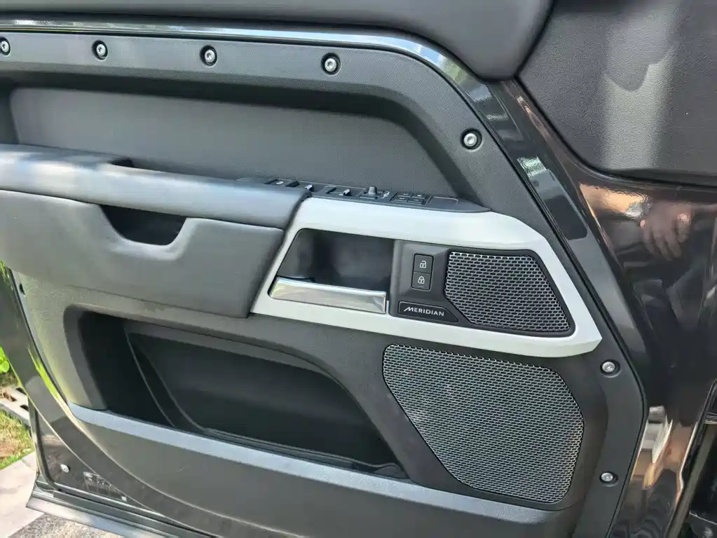Land Rover Defender 2023 — фото 13