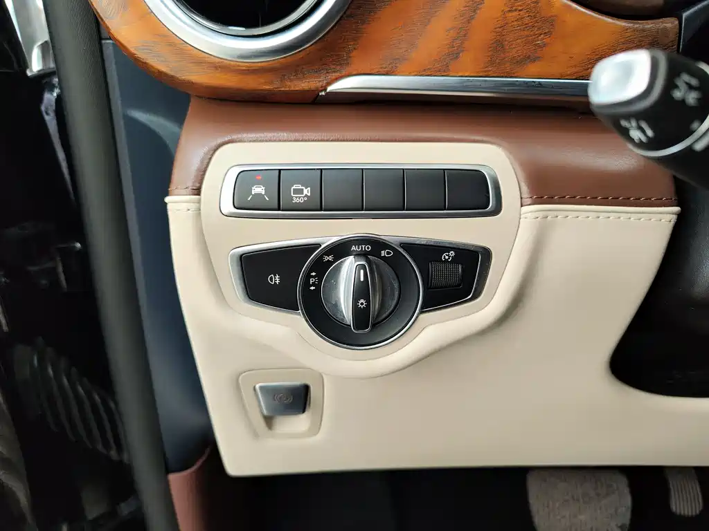 Mercedes-Benz V-Class 2020 — фото 18