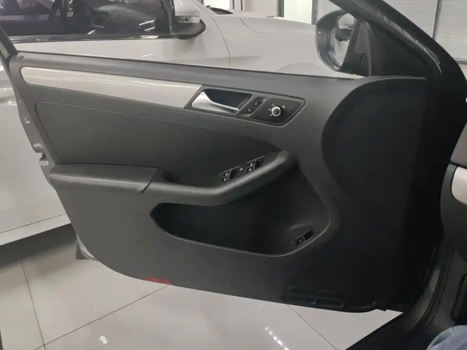 Volkswagen Sagitar 2012