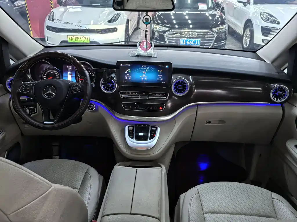 Mercedes-Benz V-Class 2021 — фото 11
