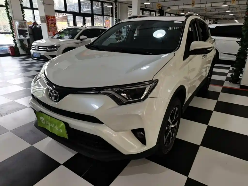 Toyota RAV4 2019 — фото 1