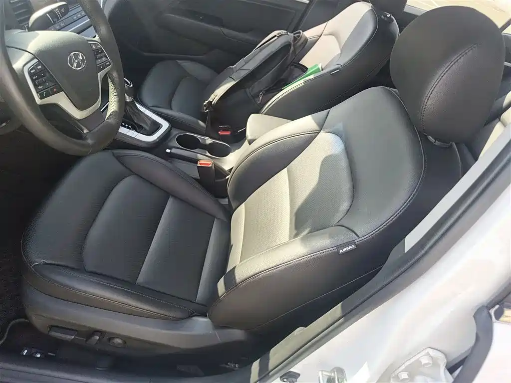 Hyundai Elantra 2017 — фото 11