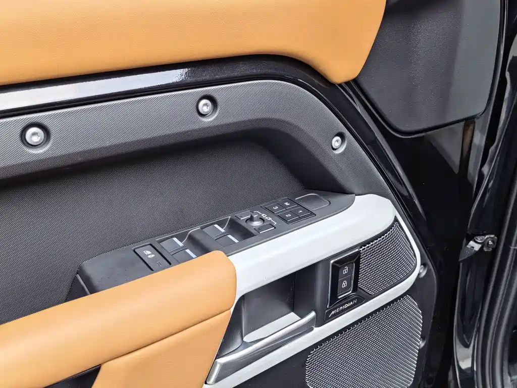 Land Rover Defender 2024 — фото 9