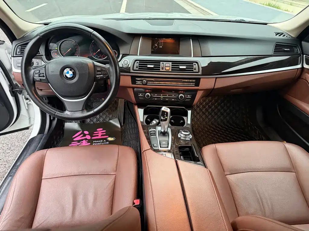 BMW 5 Series 2017 — фото 11