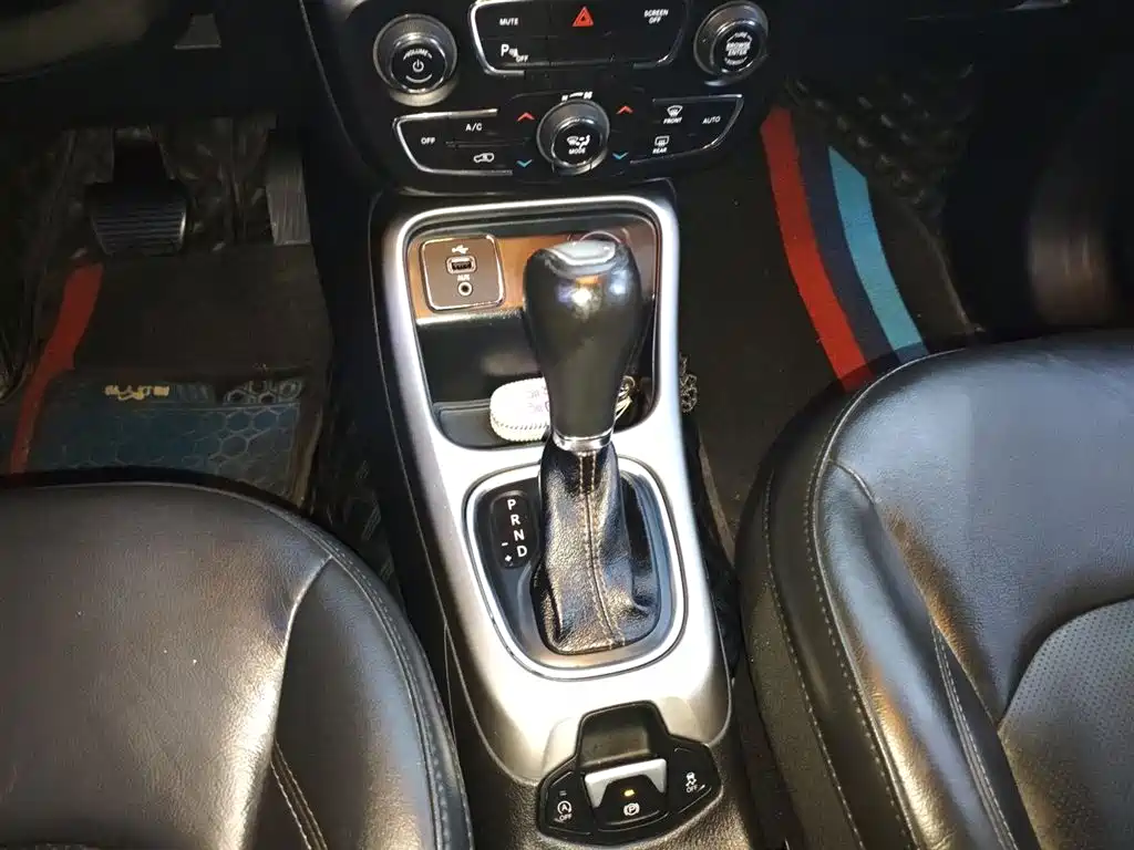Jeep Compass 2018 — фото 14