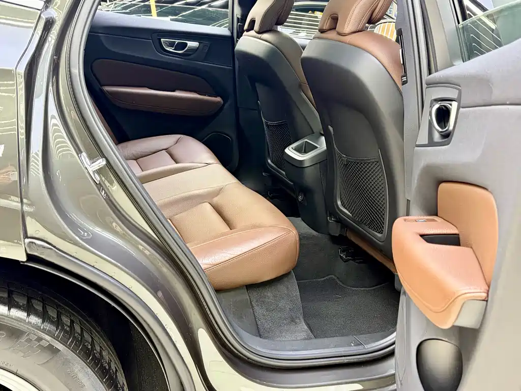 Volvo XC60 2020 — фото 12