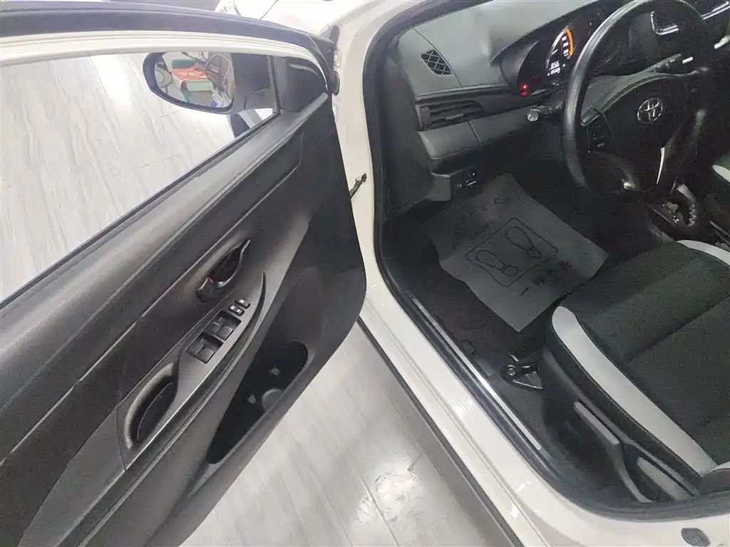 Toyota Yaris L 2023 — фото 16