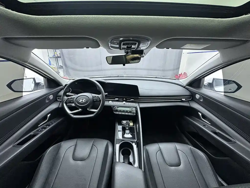 Hyundai Elantra 2023 — фото 11