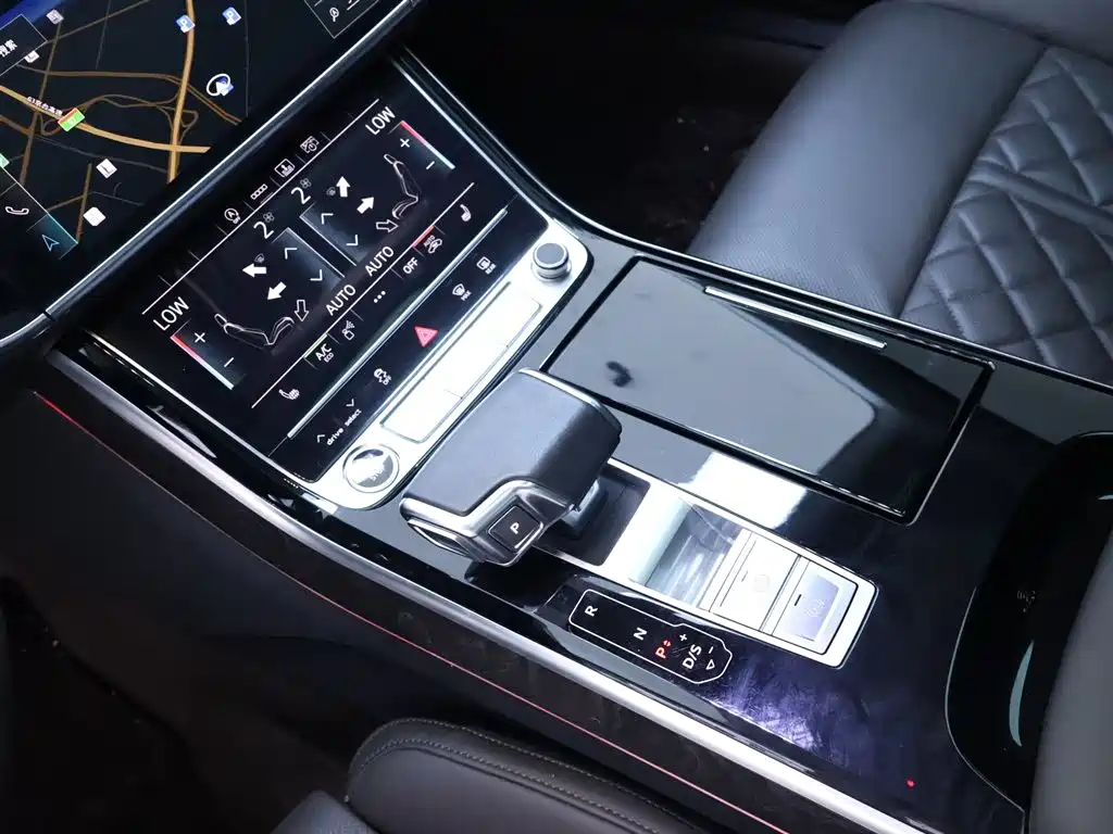 Audi A8 2021 — фото 12