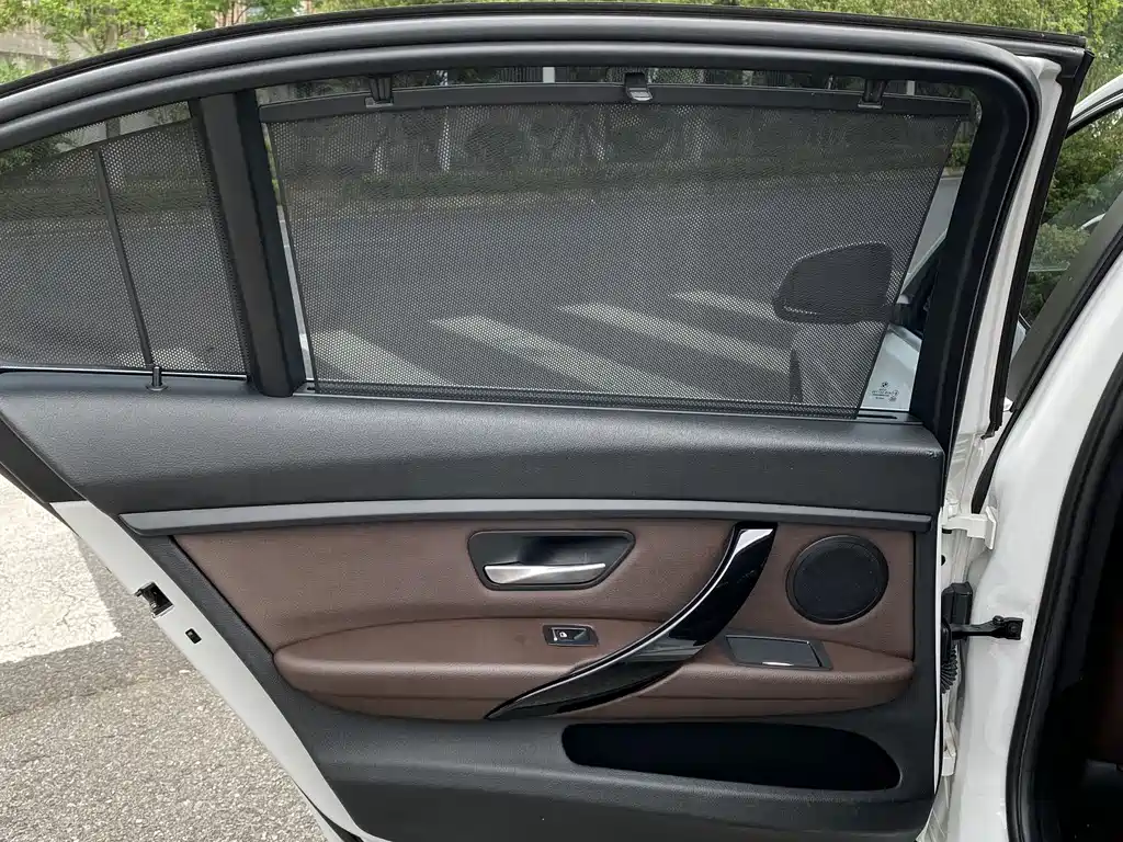 BMW 3 Series 2019 — фото 13