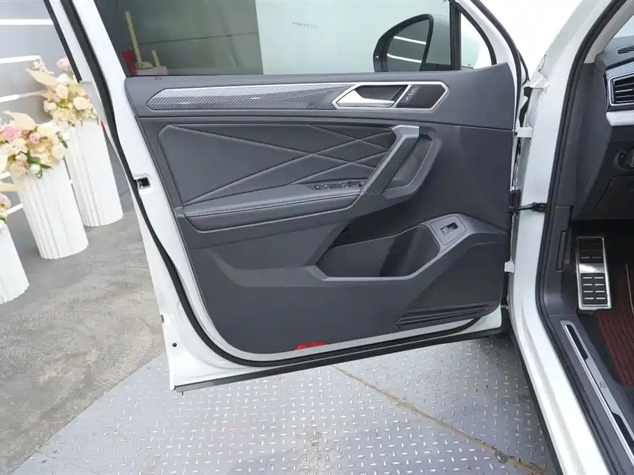 Volkswagen Tiguan L 2023 — фото 18