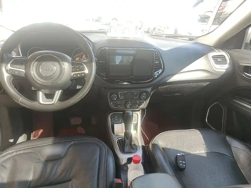 Jeep Compass 2018 — фото 10