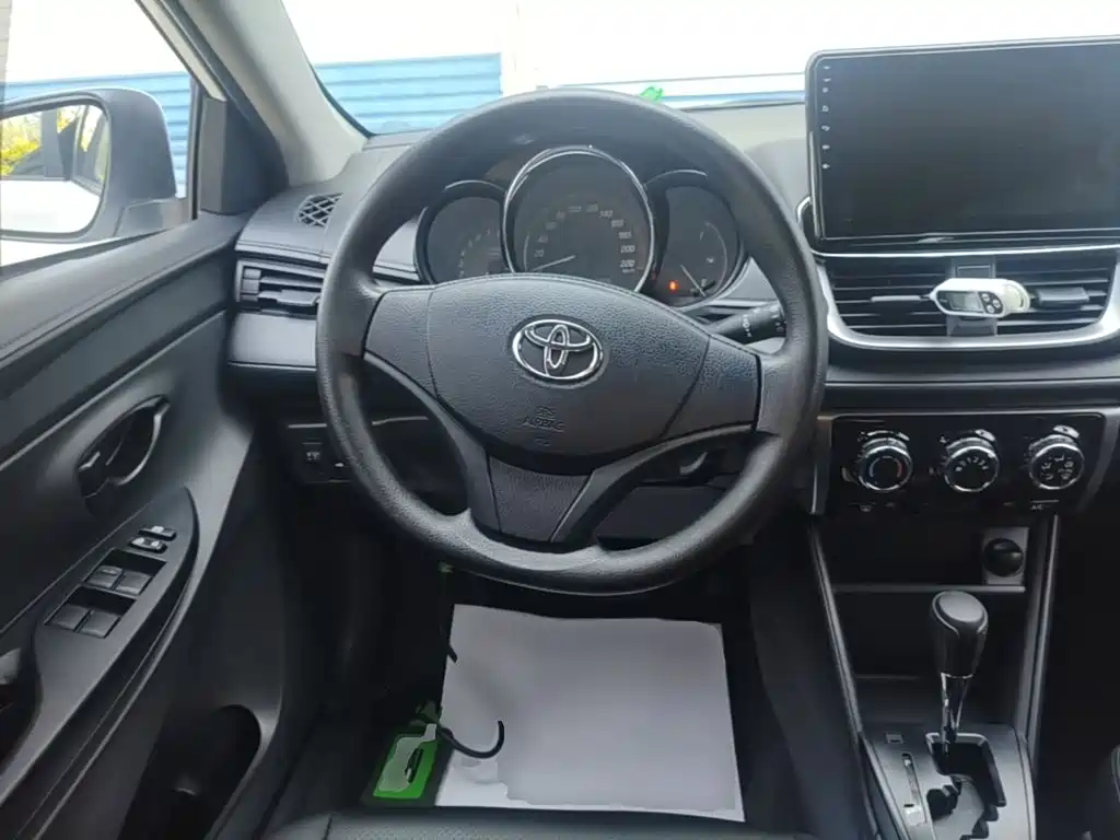 Toyota Yaris L 2021 — фото 11