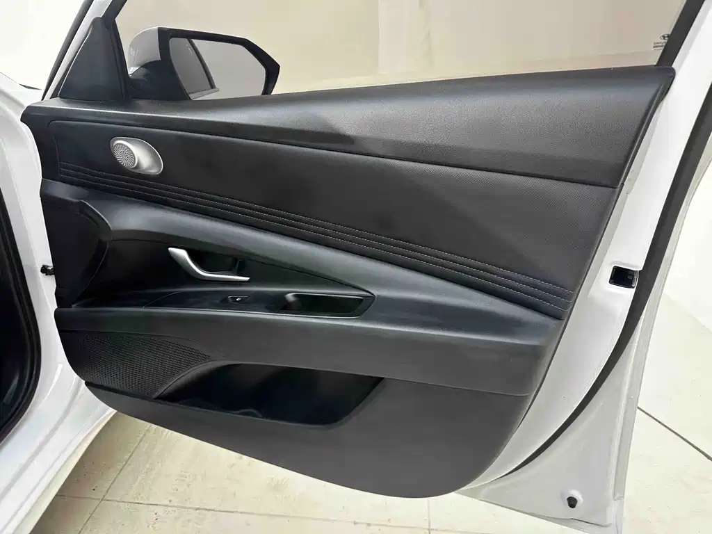 Hyundai Elantra 2023 — фото 24