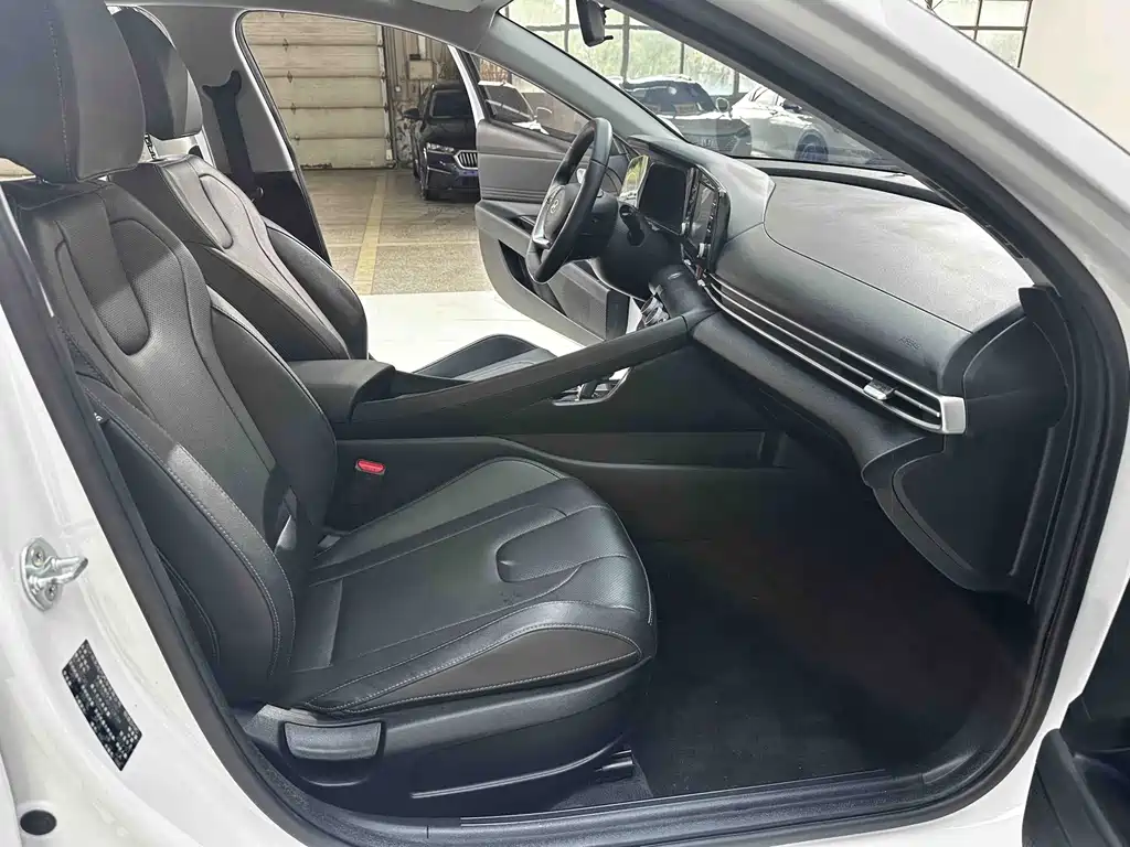 Hyundai Elantra 2023 — фото 21