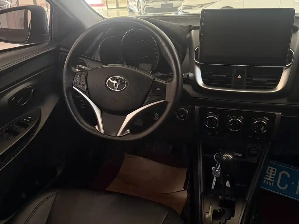Toyota Yaris L 2022 — фото 8