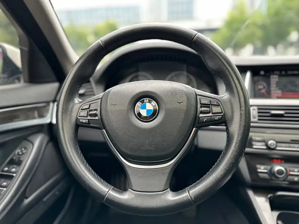 BMW 5 Series 2015 — фото 20