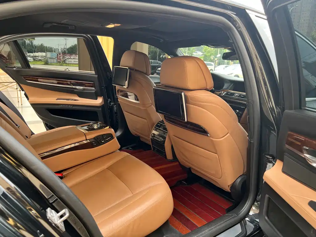 BMW 7 Series 2014 — фото 23