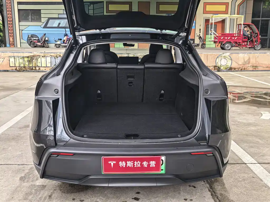Tesla Model Y 2025 — фото 18