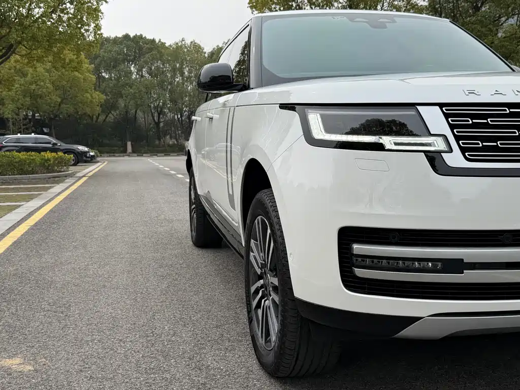 Land Rover Range Rover 2023 — фото 24