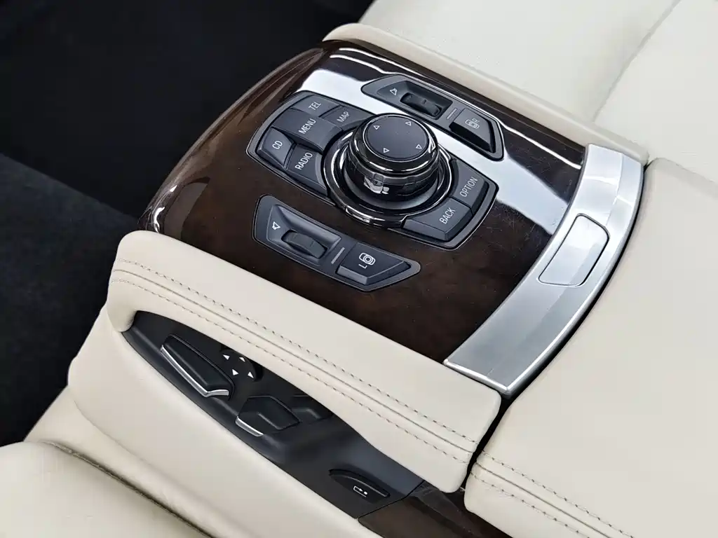 BMW 7 Series 2012 — фото 15
