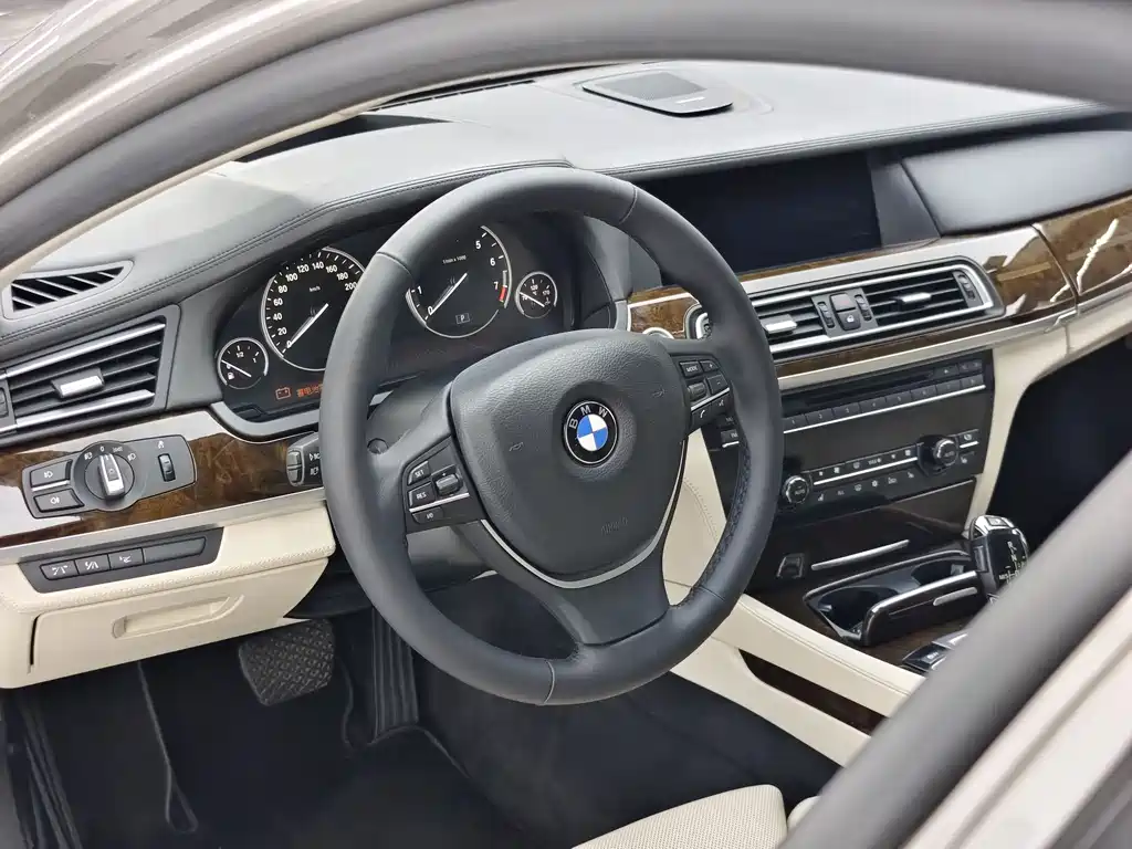 BMW 7 Series 2012 — фото 7