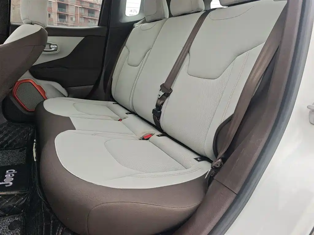 Jeep Renegade 2017 — фото 13