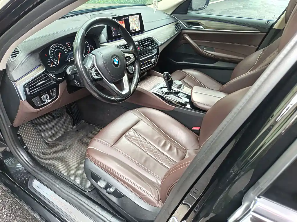 BMW 5 Series 2019 — фото 10