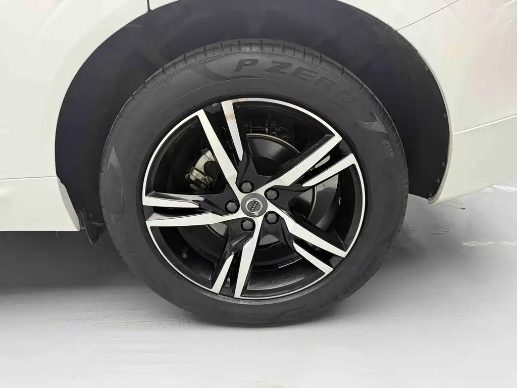 Volvo XC60 2018 — фото 13