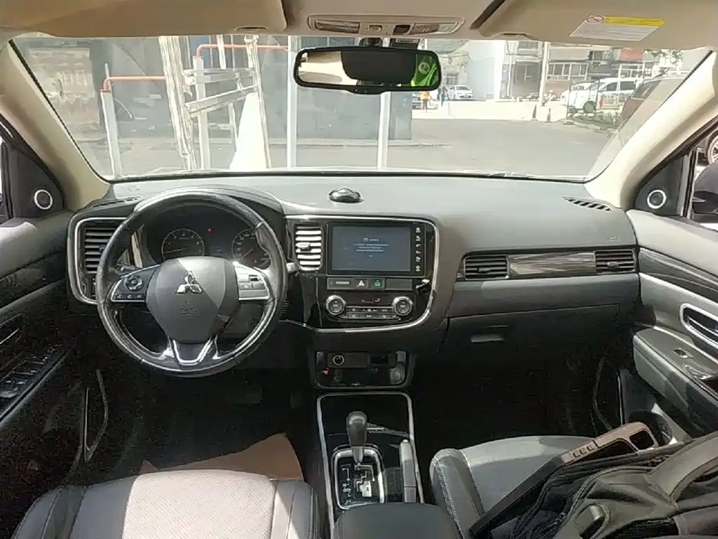 Mitsubishi Outlander 2018 — фото 10