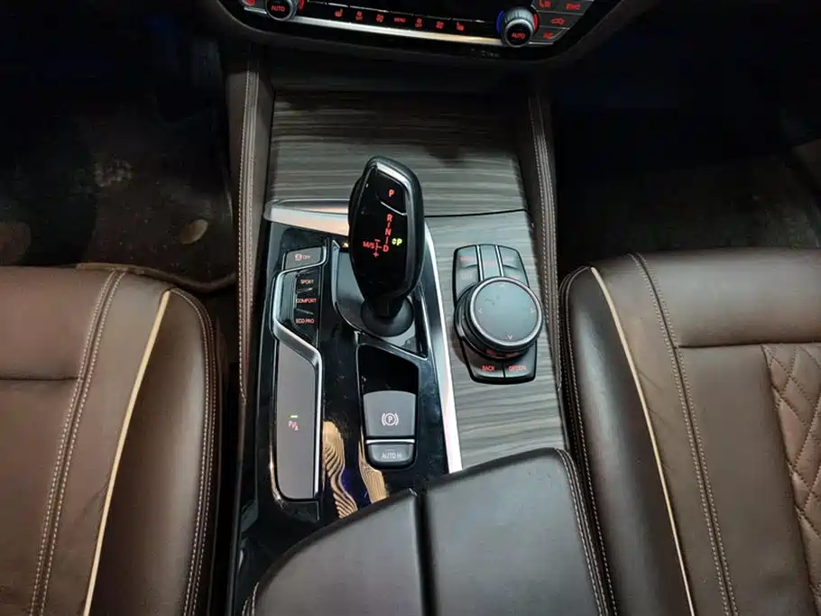 BMW 5 Series 2018 — фото 16