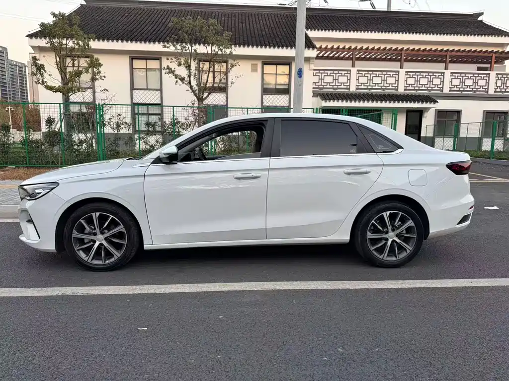 Geely Emgrand 2023 — фото 4
