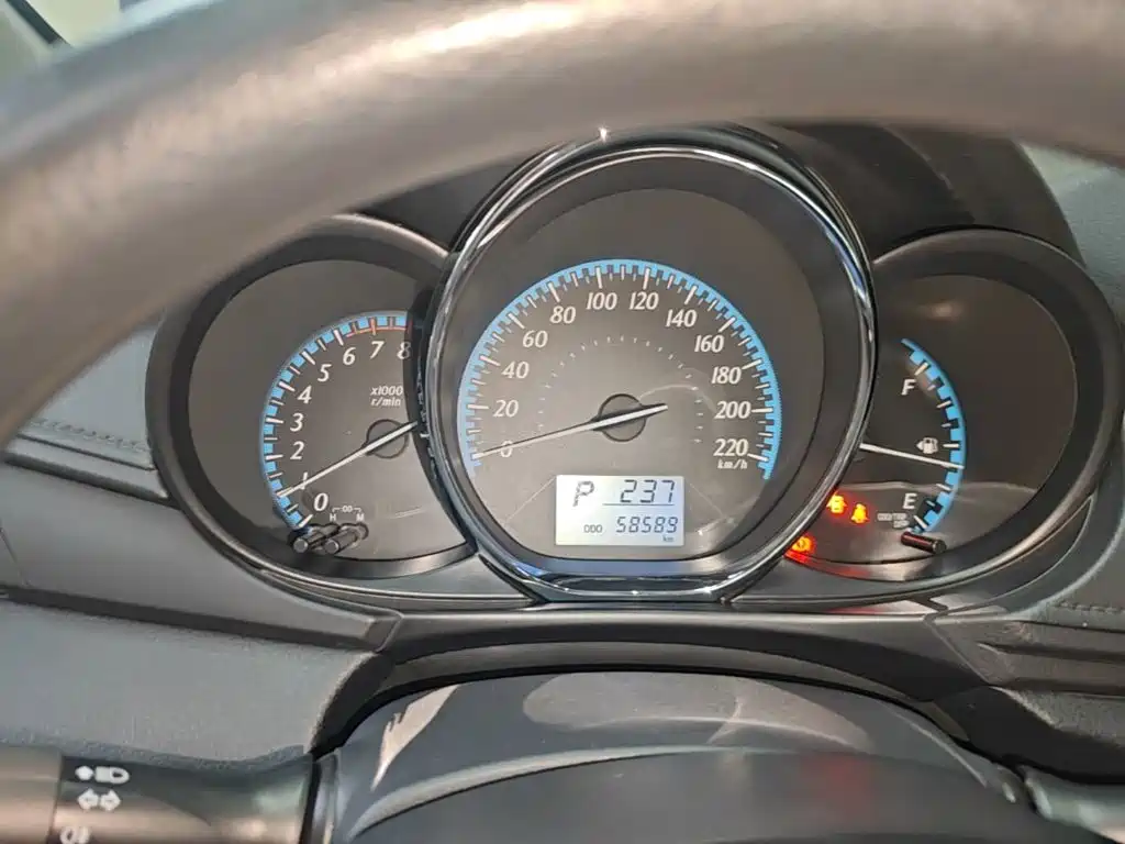 Toyota Yaris L 2017 — фото 12