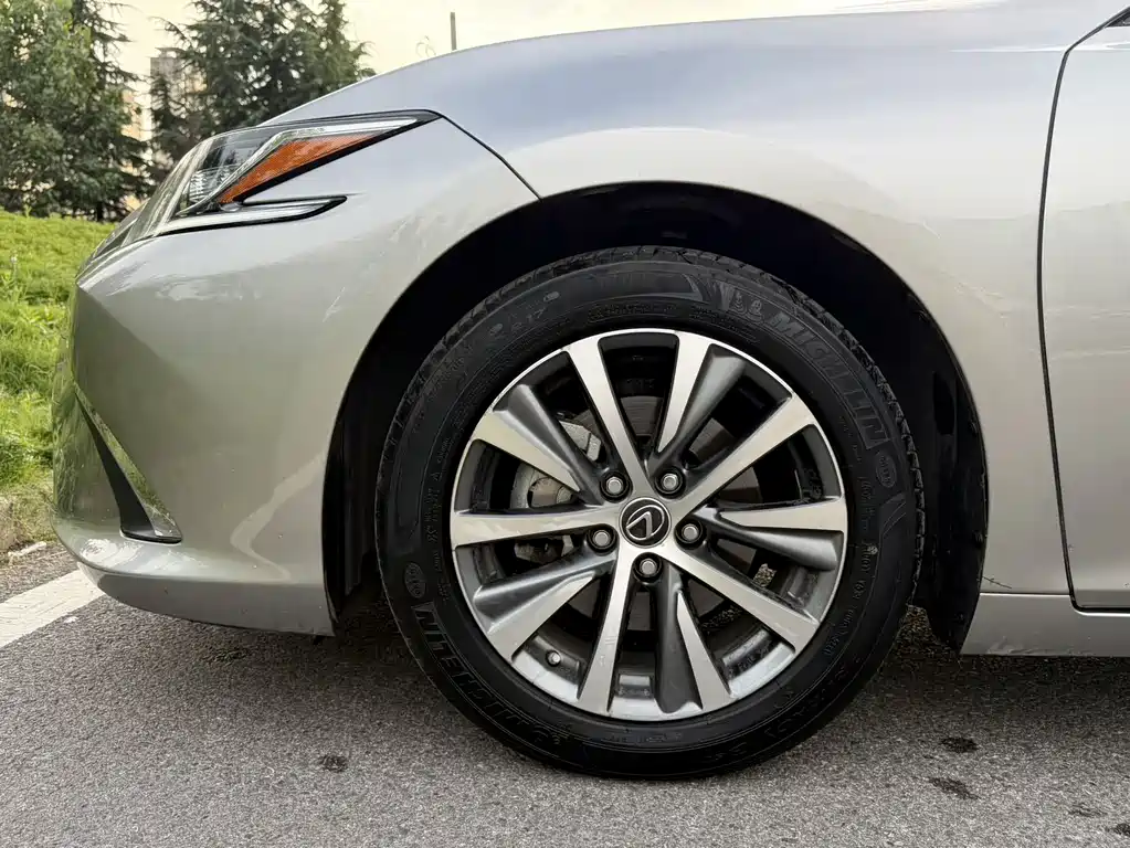 Lexus ES 2020 — фото 15