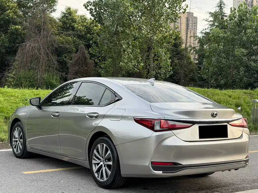 Lexus ES 2020 — фото 18