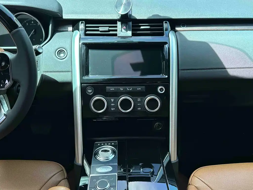 Land Rover Discovery 2018 — фото 19