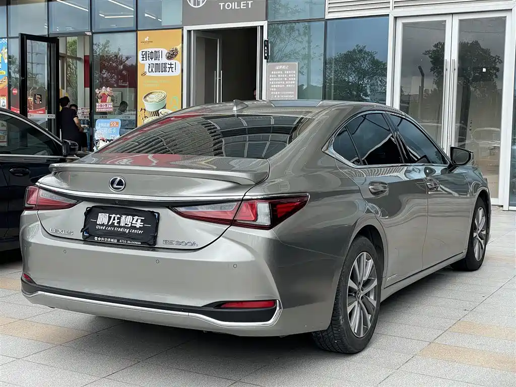 Lexus ES 2020