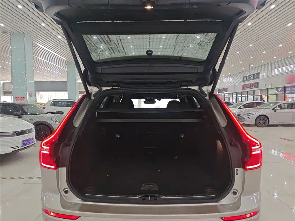 Volvo XC60 2023 — фото 19