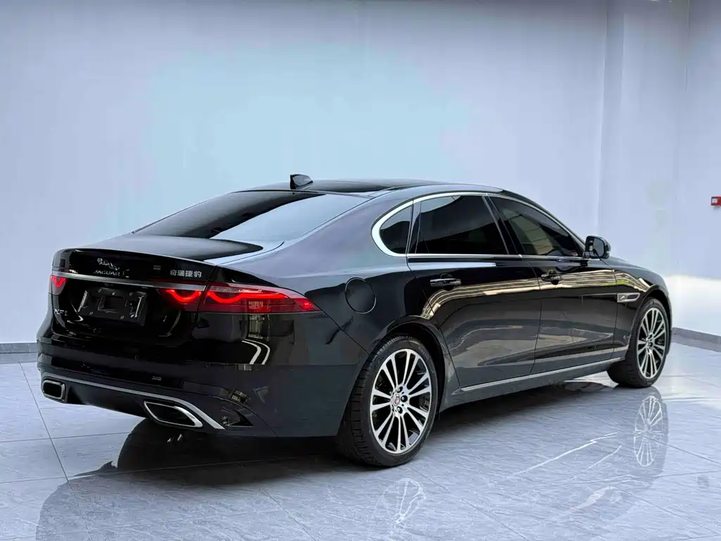 Jaguar XFL 2025 — фото 13